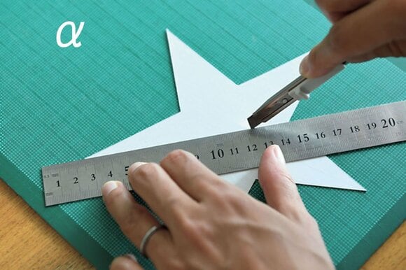 カッターで軽くなぞる