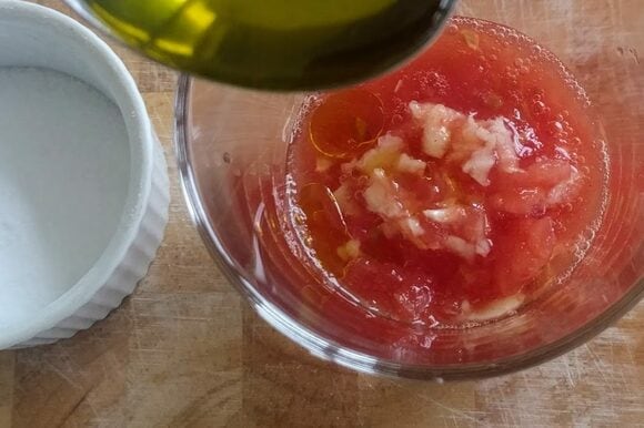 塩とオリーブオイルを加えて混ぜたらトマトピューレの完成。