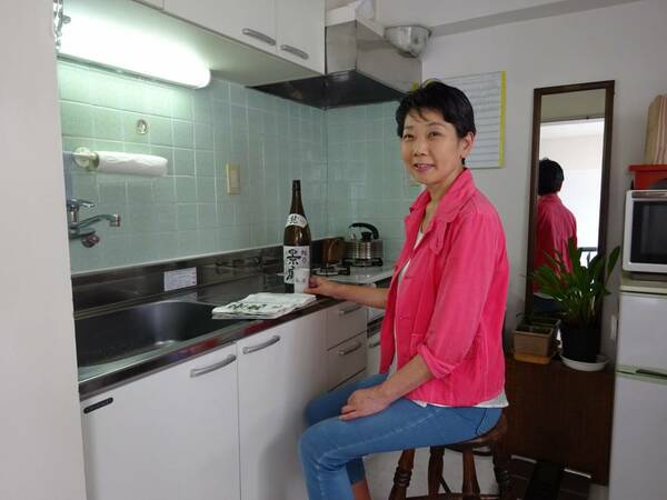 キッチンのイスに座る女性