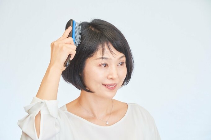 ブラッシングする女性