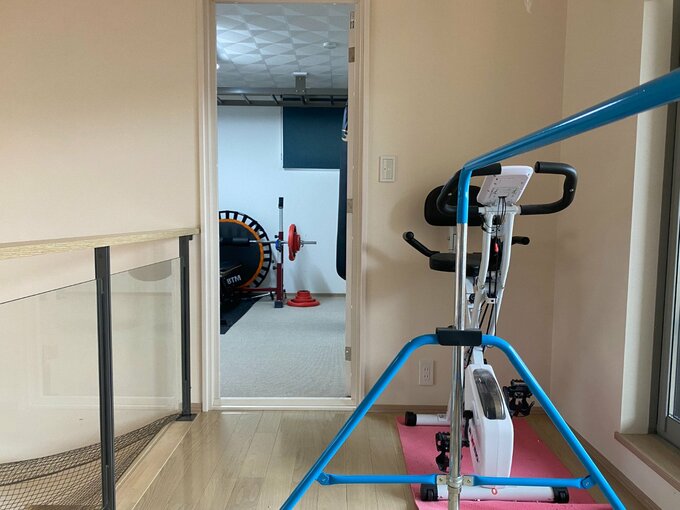 廊下のトレーニング器具