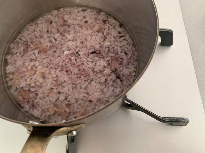 お鍋に雑穀米と水