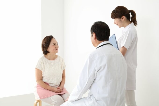 医師に相談する女性