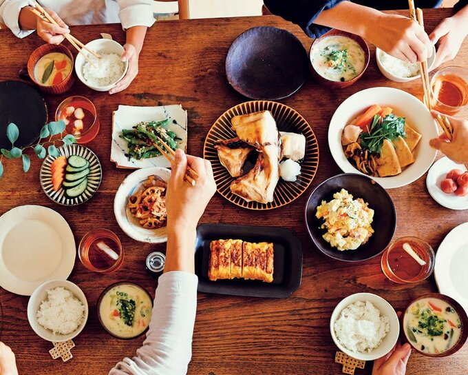 上から食事風景