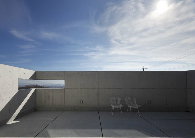 2階バルコニーの壁と開口部分