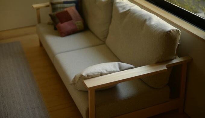 今井さんの自宅で使っているシナとウールのソファ