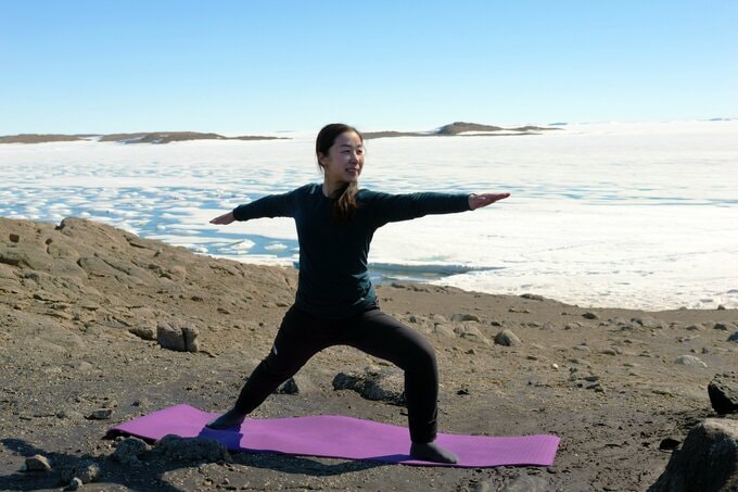 ヨガをする女性