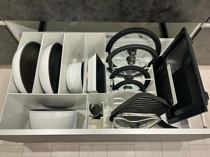 引き出しに収納したフライパンや鍋