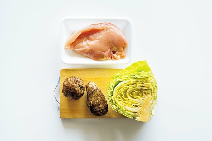 鶏肉のパックと里芋2つ＆1／4サイズのキャベツ
