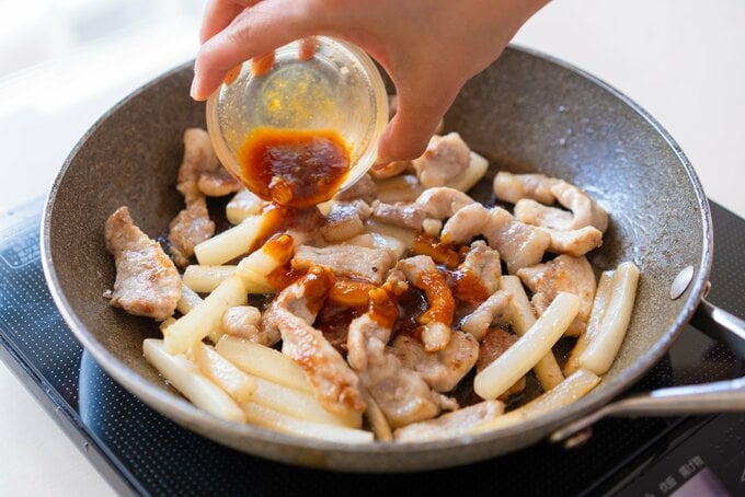 調味料を加える