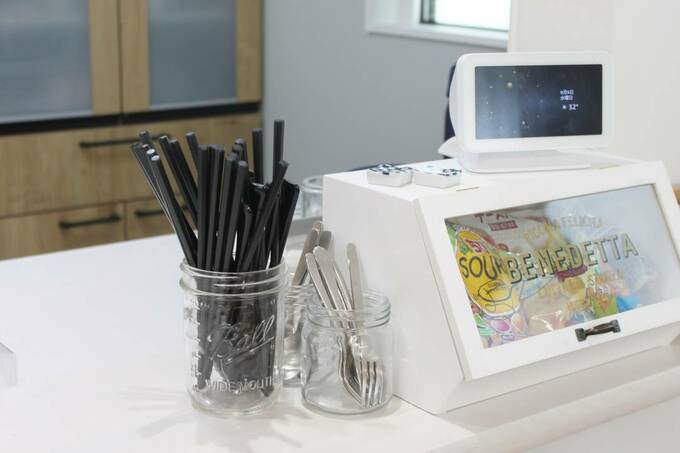 空き瓶に箸など