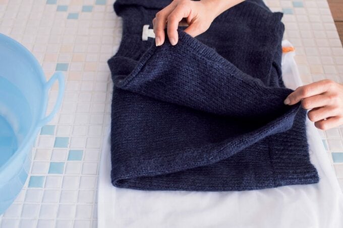 身ごろをじゃばらにたたんでネットに入れる