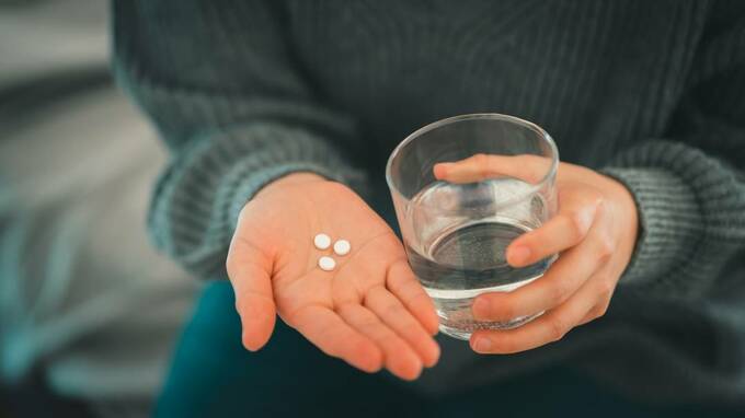 お薬を持つ様子