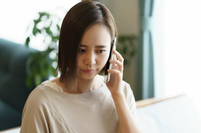 スマホで通話する女性