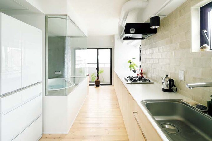 壁際の5メートルのカウンターとガラス張りの浴室