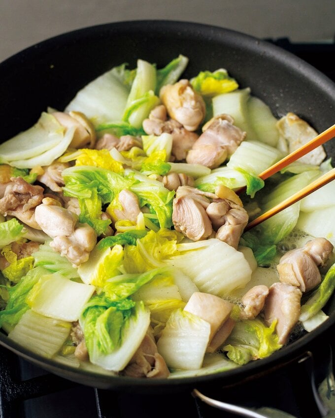 白菜と鶏肉を炒める
