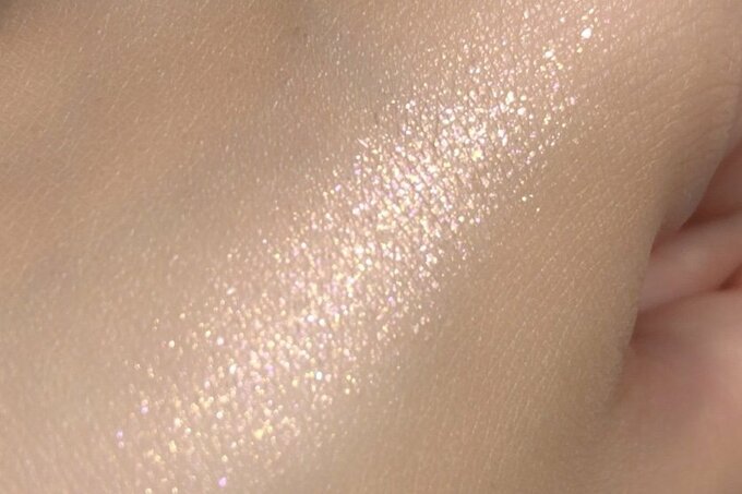 アイカラーに含まれたラメやパールが輝く様子