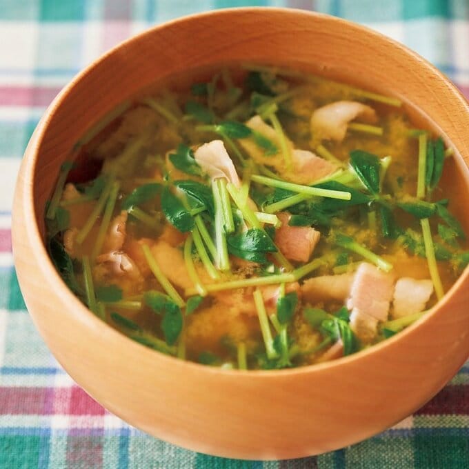 豆苗とベーコンのみそ汁