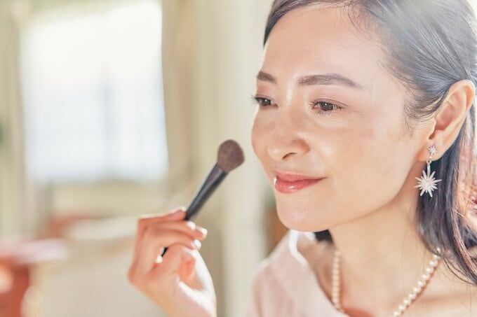 PIXTA　メイクするミドル女性