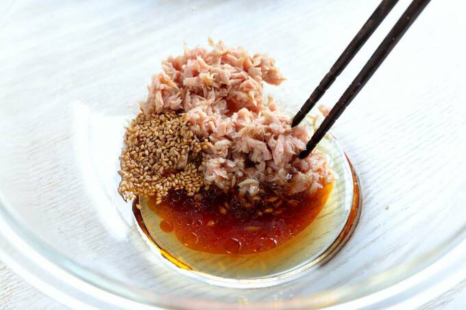 ボウルにツナと調味料