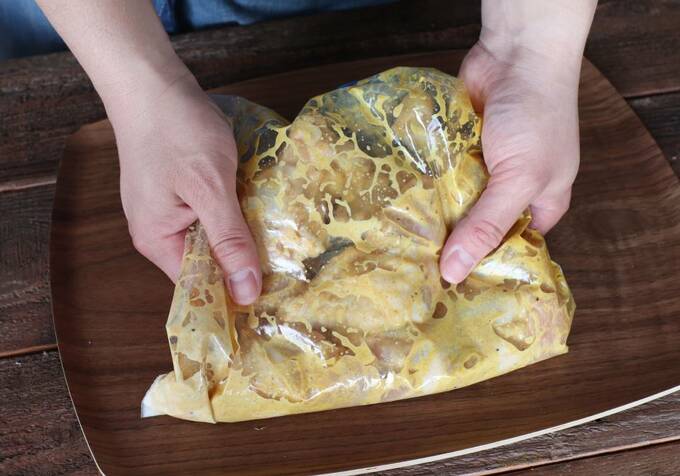 味がなじむまでよくもむ様子