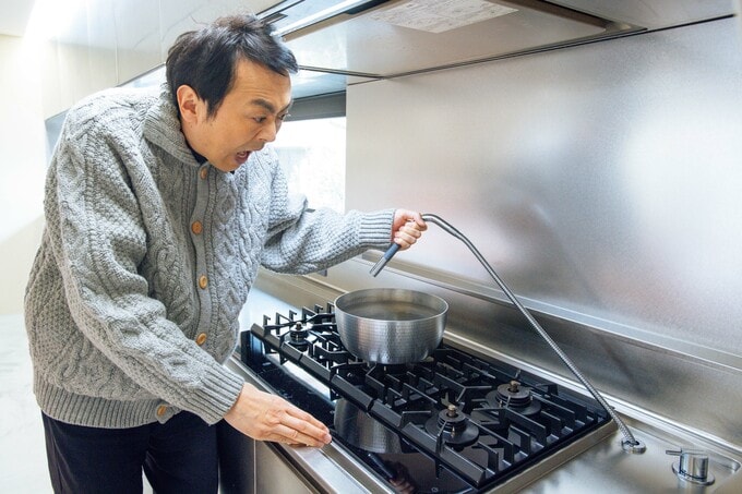 コンロの横にシャワー水栓が