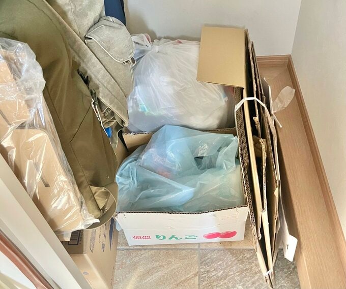段ボールや不燃ごみで一時的に埋まっている通路