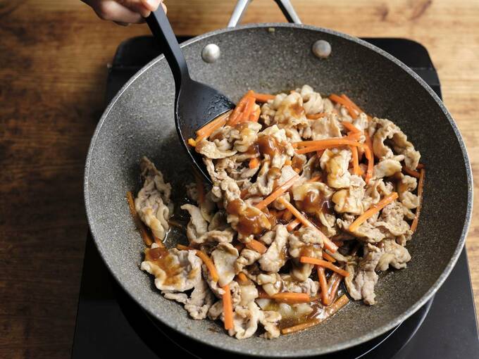 「和風たまねぎのたれ」を入れてからめ焼きする