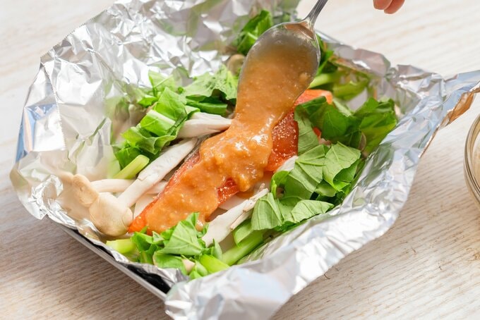 カブの葉、鮭を載せる