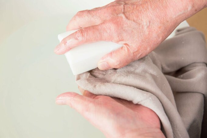 首回りや袖口を石けんで前処理する