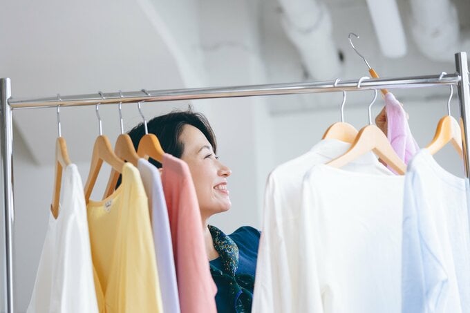 服を見る女性