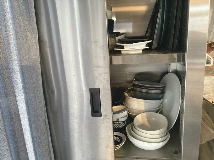 ごちゃごちゃした業務用食器棚の様子