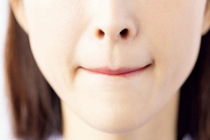 上唇と下唇を内側に