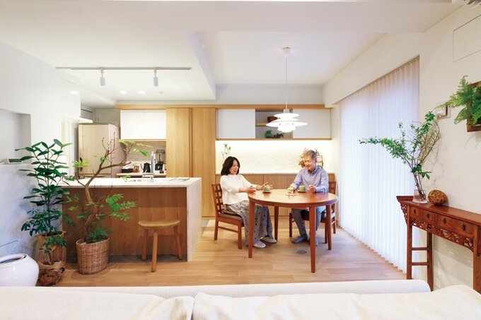 ゆったりしたLDKでくつろぐ夫妻