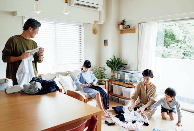 家族で洗濯物を畳む