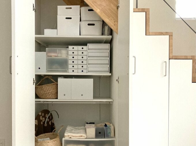 階段下の日用品収納スペース