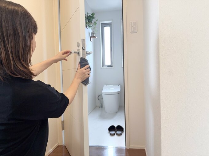 トイレのドアを雑巾でふいている