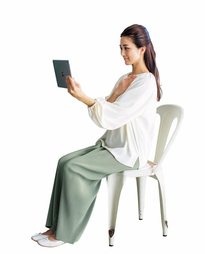 イスに座る女性