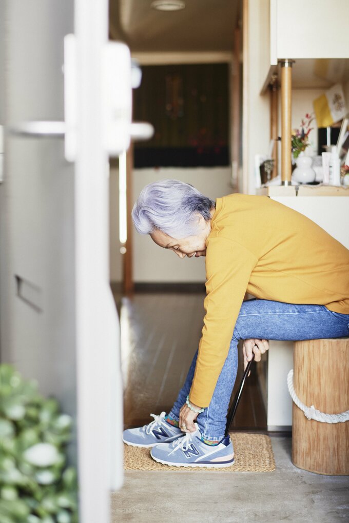 スニーカーを履く