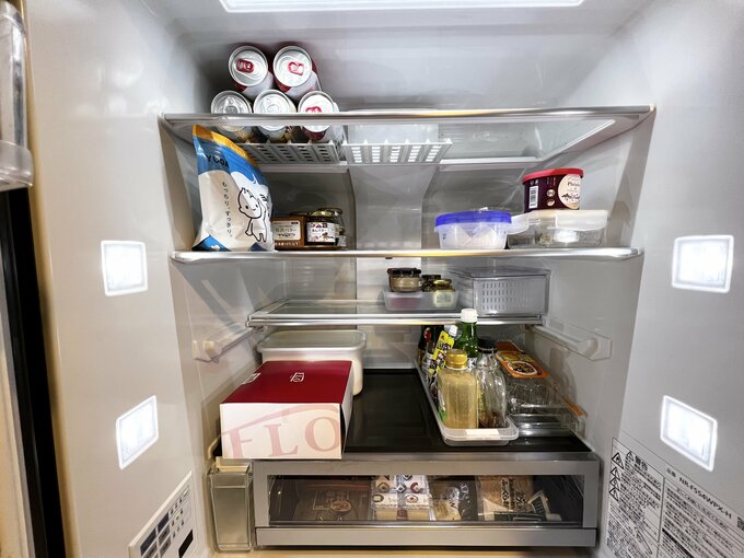 冷蔵庫の下の段にホールケーキを収納