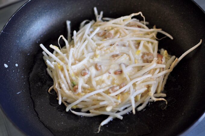 フライパンにモヤシ