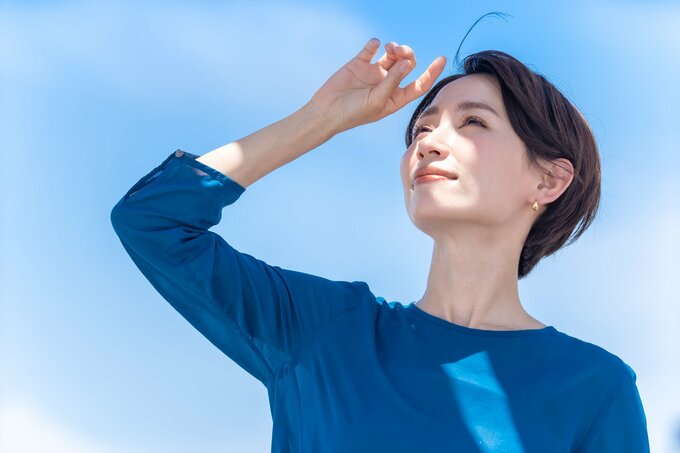 紫外線を浴びる女性