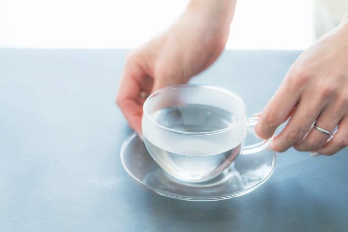 白湯の入ったガラスカップ