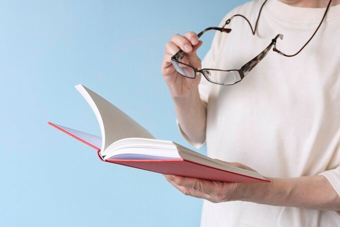 本を読むシニア女性