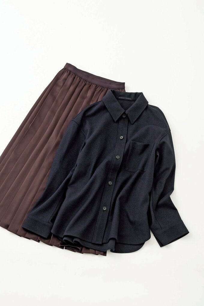 ネイビーシャツとプリーツスカート