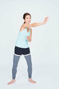 (2)右腕を左前に伸ばす