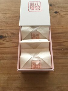 箱を開けると、シナモン、ゴマ、抹茶の3種類の味が箱の中にかわいく並んでいます。