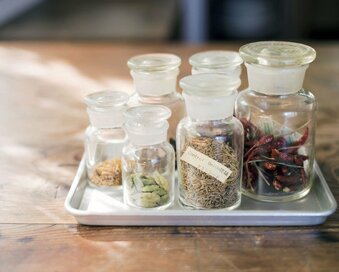 「スパイスを試薬ビンに」「カゴをゴミ箱代わりに」…etc。おしゃれに見せる収納ワザ6選