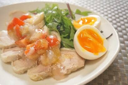 ご飯にもパンにも合うつくりおき「鶏ハムのレッドオイル漬け」