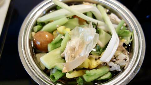 ニンジンの皮、ナスのヘタ…残り野菜で栄養満点スープに